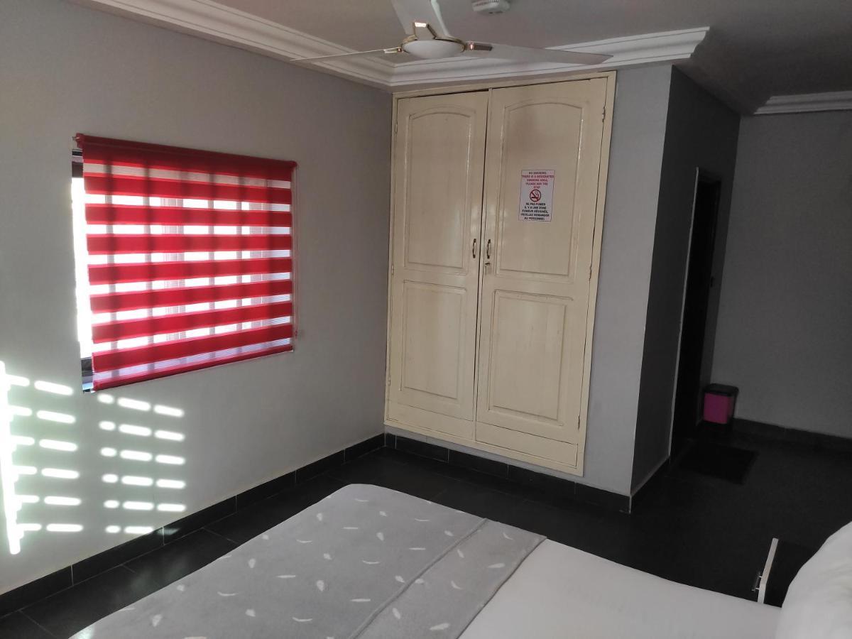 Royal Blue Guest House & Bar Lomé Dış mekan fotoğraf