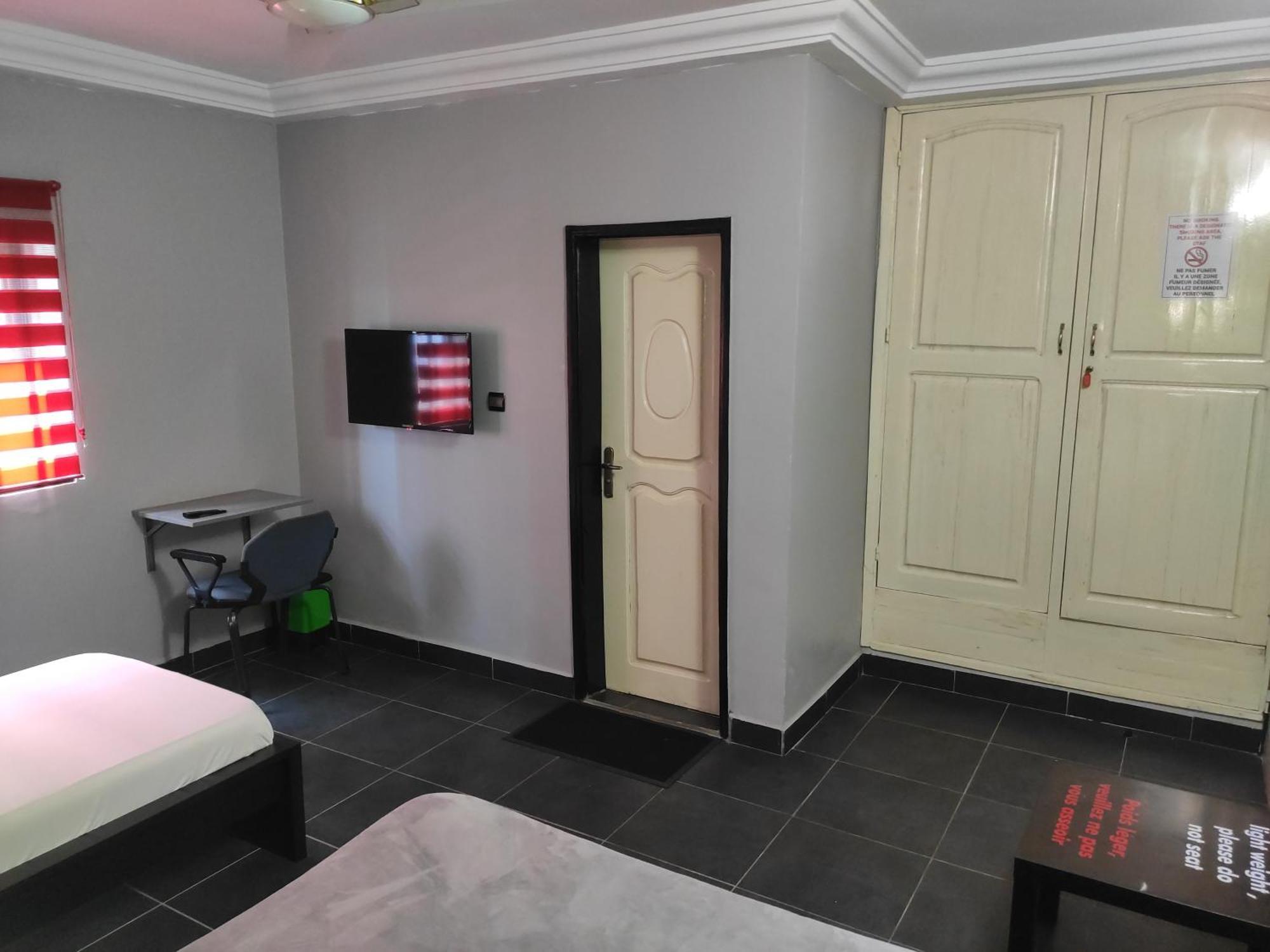 Royal Blue Guest House & Bar Lomé Dış mekan fotoğraf